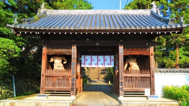 神恵院と観音寺の仁王門